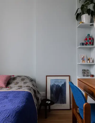 Chambre avec lit, bureau et étagères