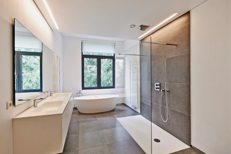 Salle en rénovation avec échelle et outils