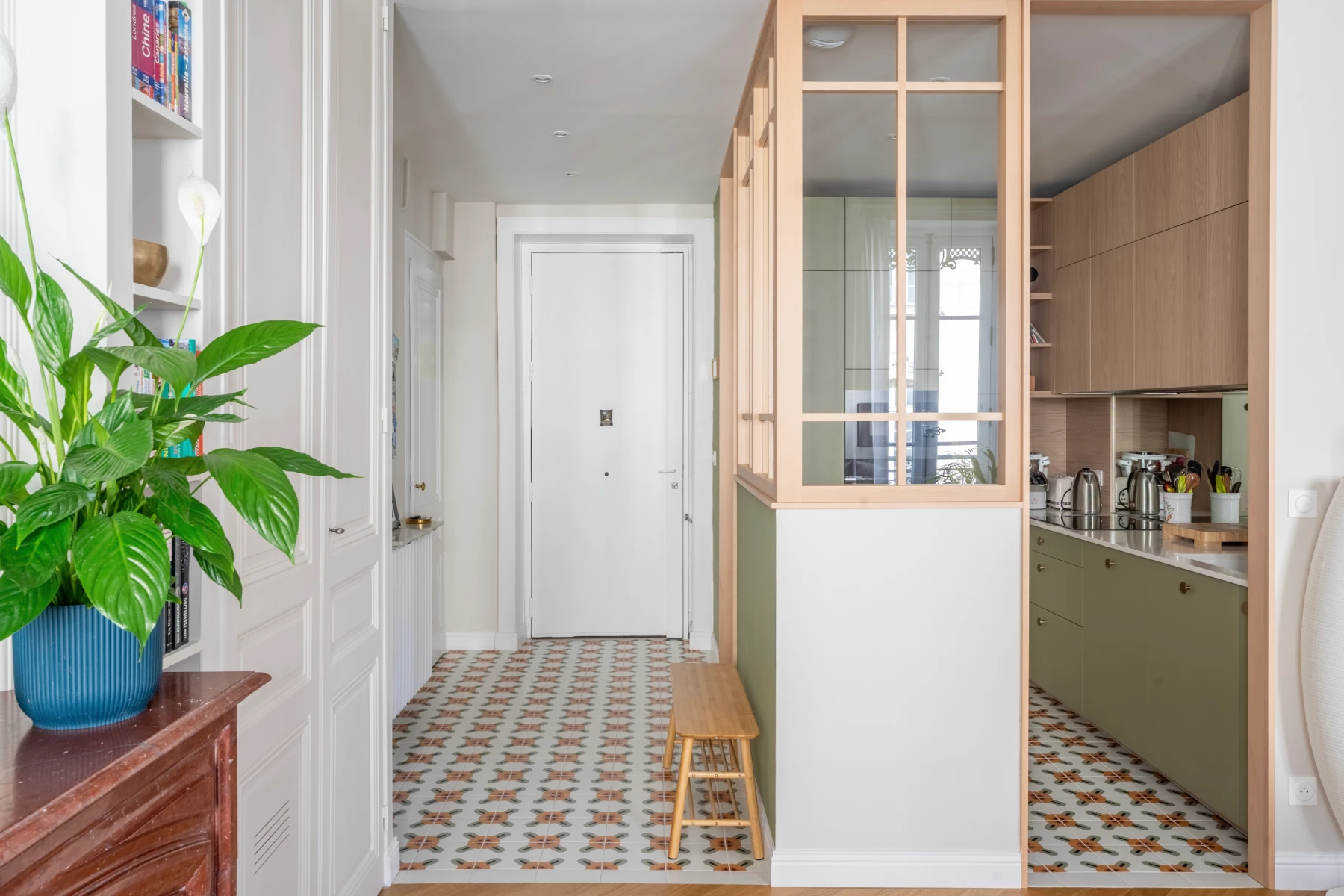 Salle en rénovation avec échelle et outils